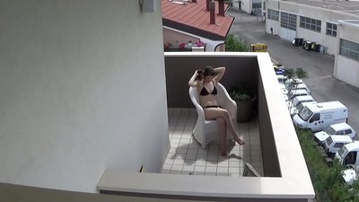 Миний өрөөний найз залуу тагтан дээр мастурб хийж байгааг тагнаж байна